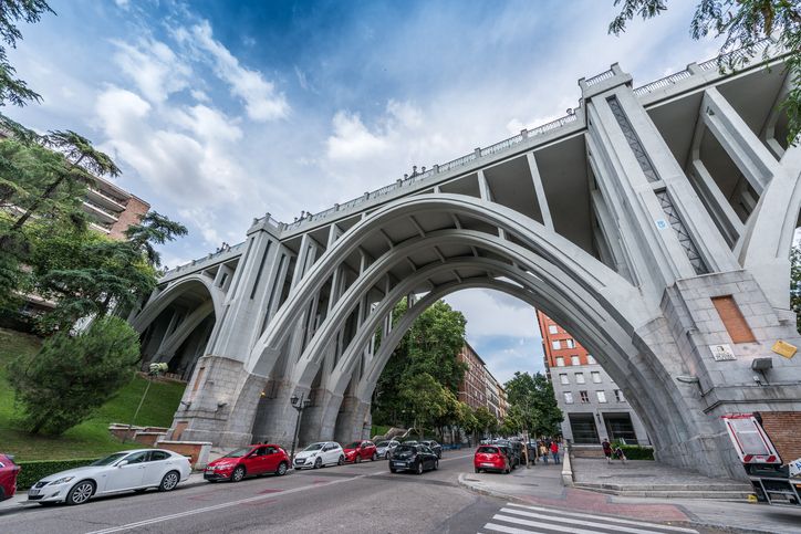 El viaducto de Segovia aparece en 'Matador' y 'Los amantes pasajeros'.