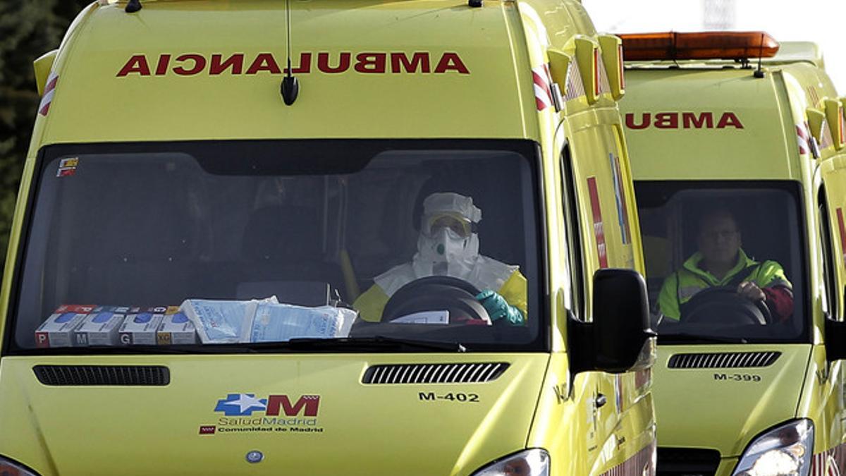 Las ambulancias que trasladan a la cooperante navarra, a su llegada al Hospital Carlos III de Madrid, este viernes.