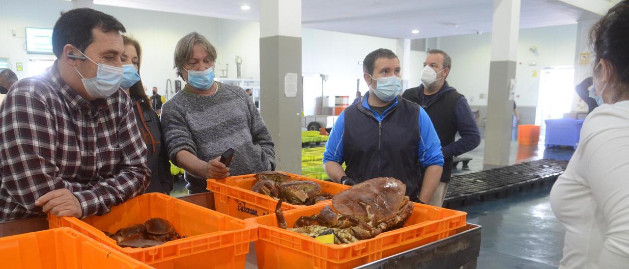 Una subasta de buey de mar en la lonja.