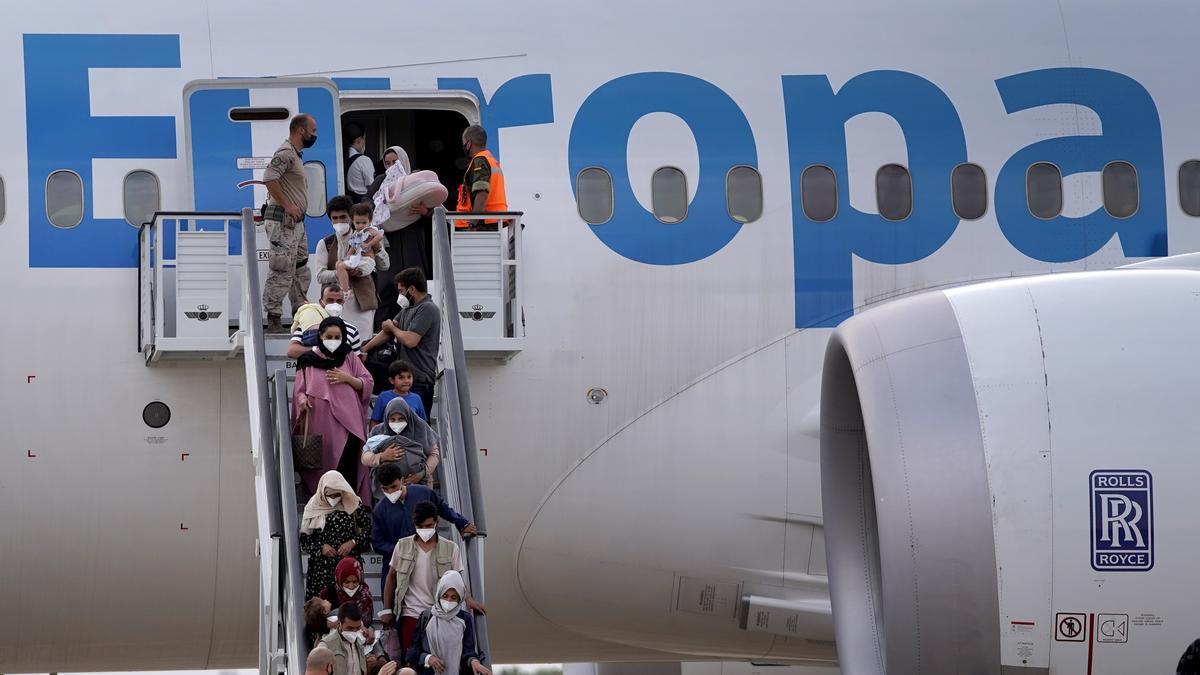 España recibe un nuevo avión con afganos: "Traeremos a toda la gente posible hasta el último momento"