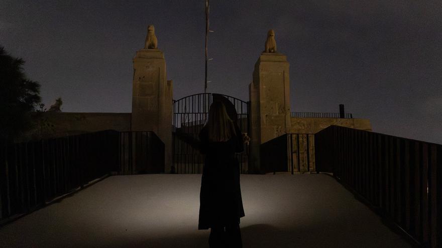 El Castillo de San Fernando, a oscuras: caminos sin luz y sensación de abandono