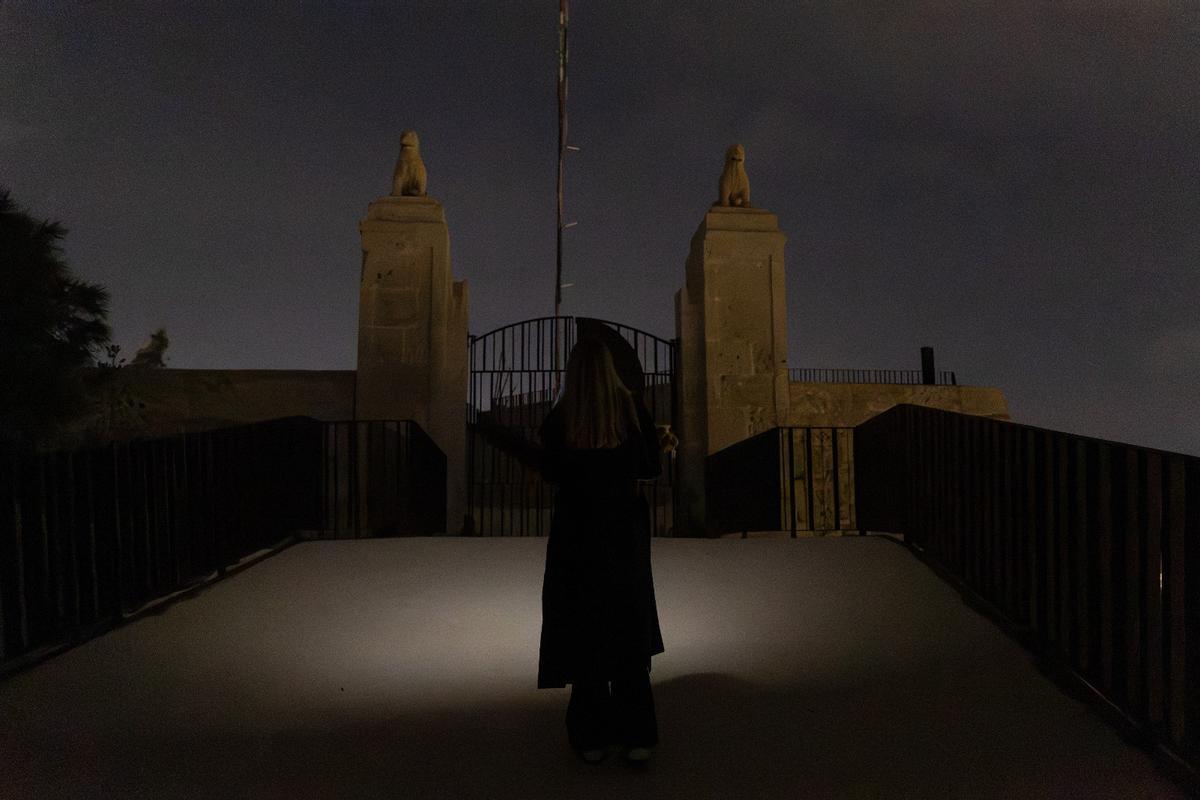 La puerta de entrada al castillo de San Fernando, sumida en la oscuridad.