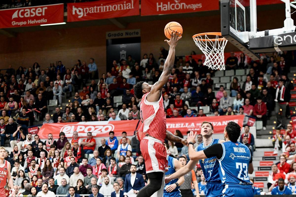 Devontae Cacok, del UCAM Murcia, durante una acción ante el San Pablo Burgos.