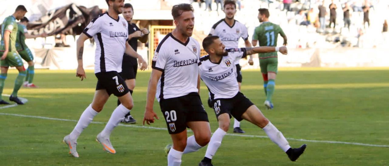 Los jugadores del Mérida celebran el gol de penalti de Artiles.