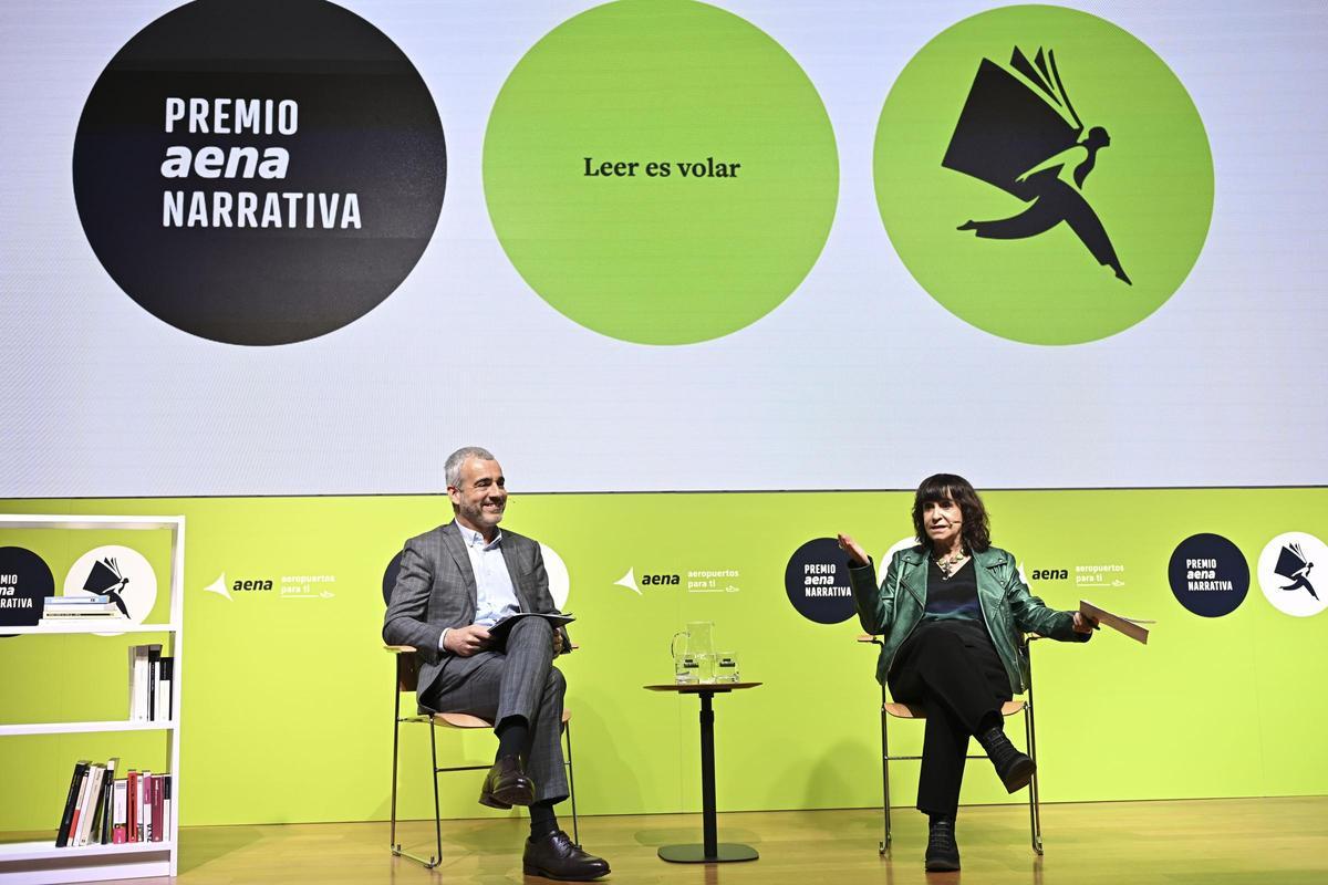 Maurici Lucena, Presidente y Consejero Delegado de AENA, y Rosa Montero, periodista y escritora, durante la presentación del premio.