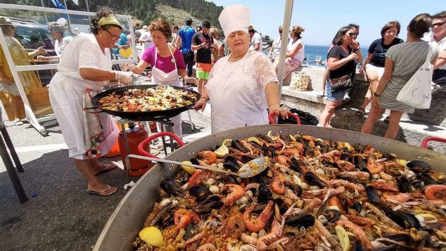 La cocinera marinense Cuqui Orjales estuvo al frente de los fogones. // S.A.