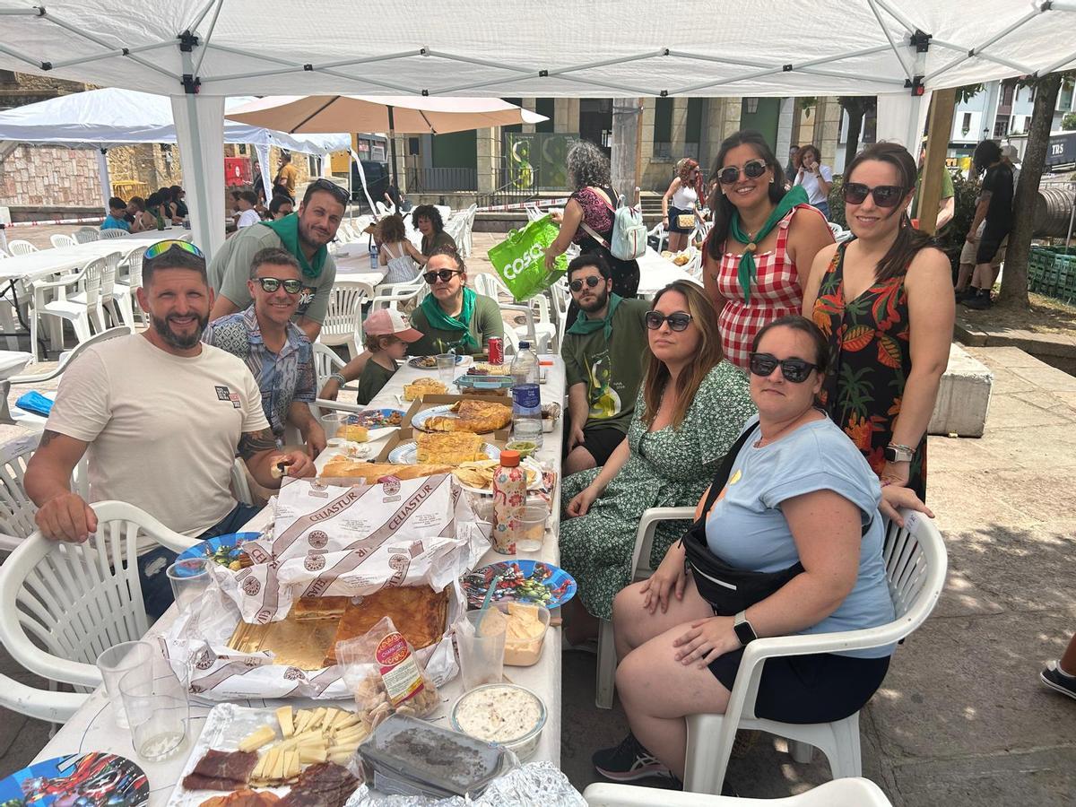 EN IMÁGENES: Comida en la calle en el Festival de la Sidra de Nava