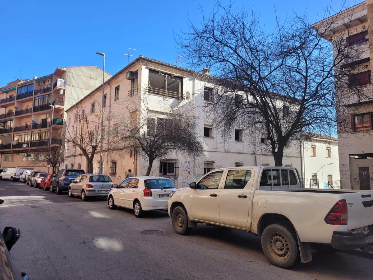 El inmueble del número 1 de la calle Maluquer que se derribará para levantar el nuevo edificio.