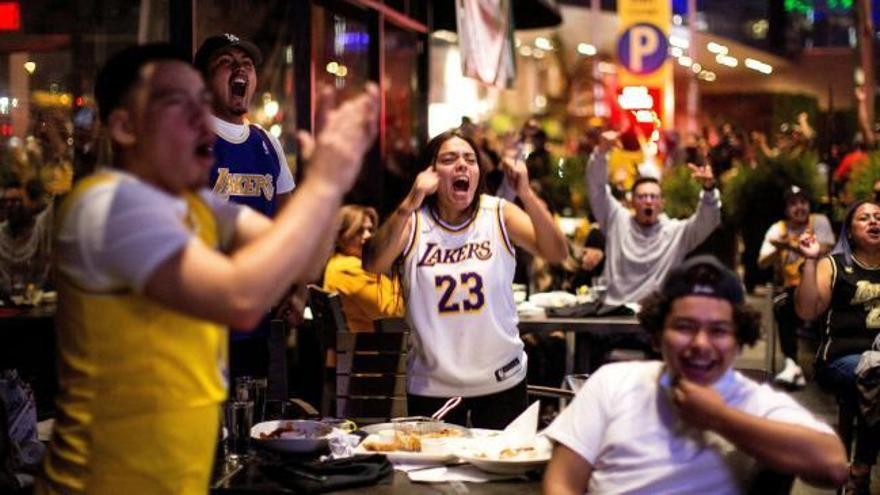 Fans de los Lakers se olvidan del coronavirus y celebran a lo grande su triunfo en la NBA