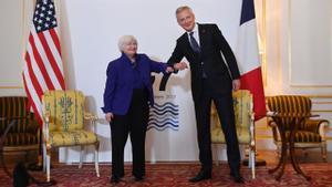 Janet Yellen, secretaria del Tesoro de EEUU, y Bruno Le Maire, ministro de Economía francés, en un encuentro durante la cumbre de Londres del G-7.