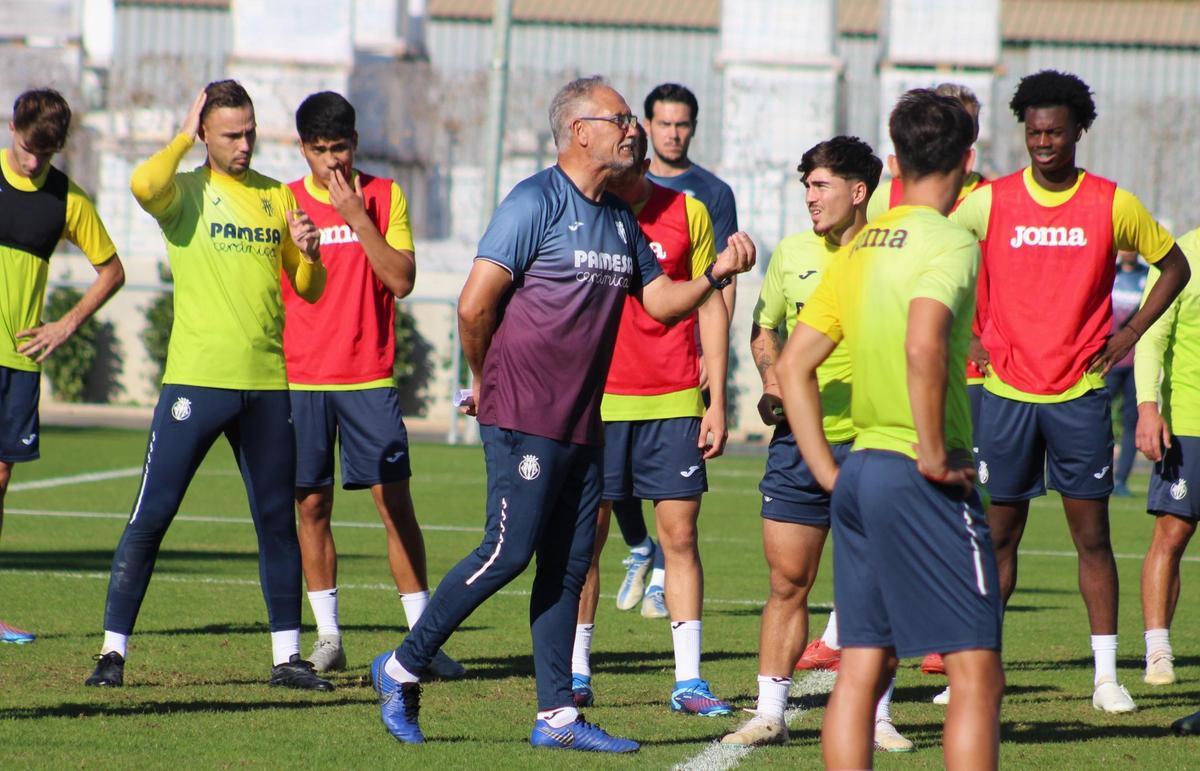 Miguel Álvarez, técnico del Villarreal B, da ordenes en un entrenamiento.