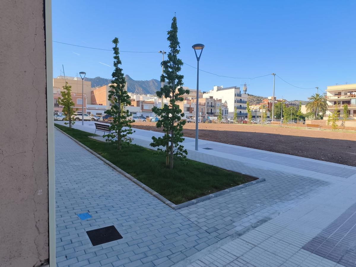 Imagen de aceras y arbolado en la zona urbanizada del bulevar.