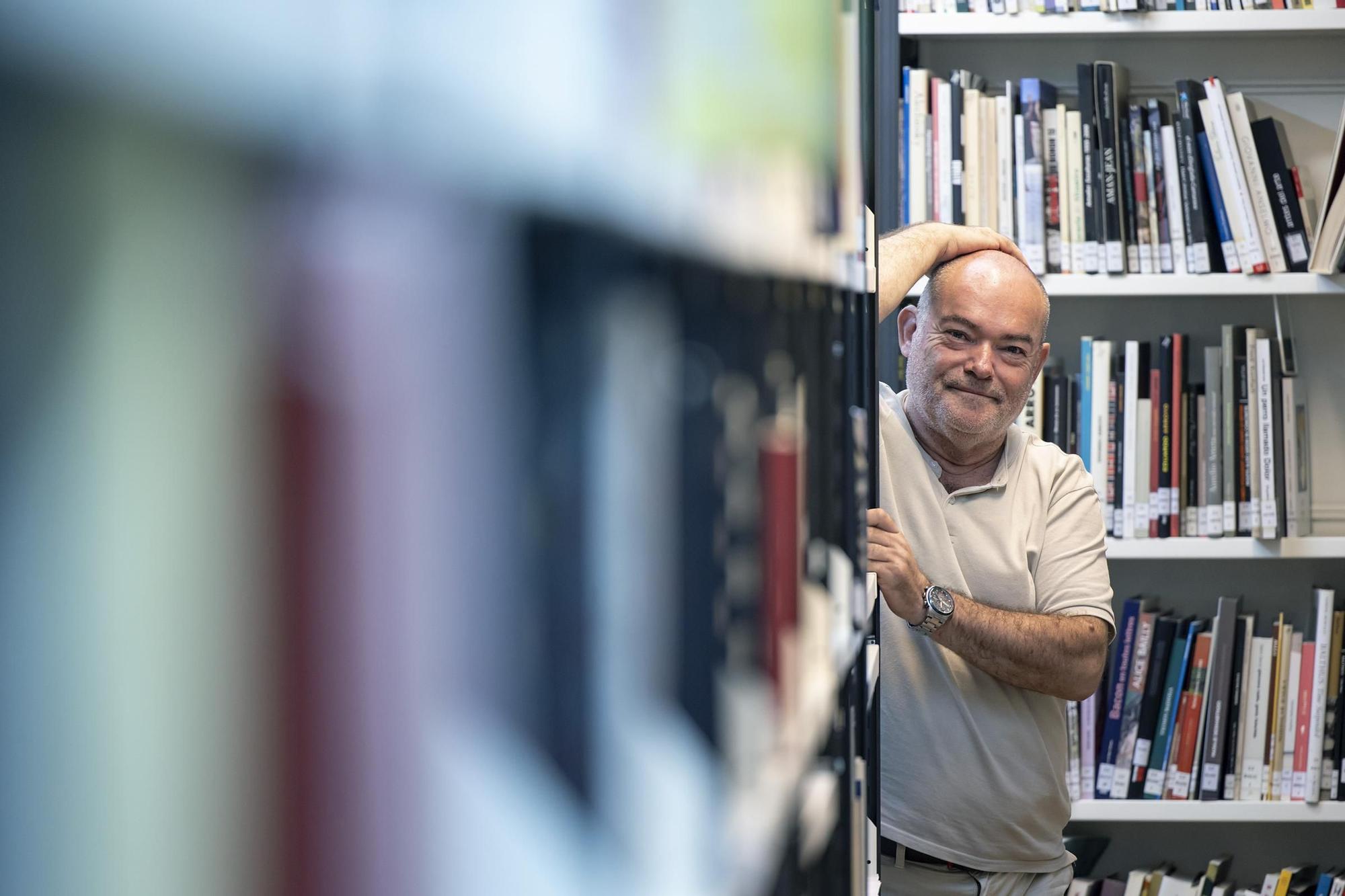 El especialista Rafael Inglada posando en la biblioteca de Picasso.