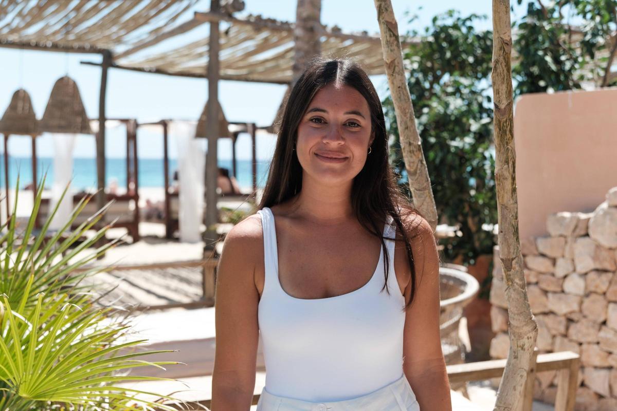 Imágenes de Platja d'en Bossa dividida entre turistas y demasiadas obras