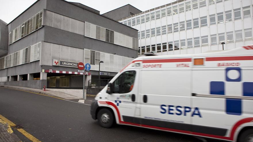 Herida una mujer en patinete tras chocar contra un coche en Gijón