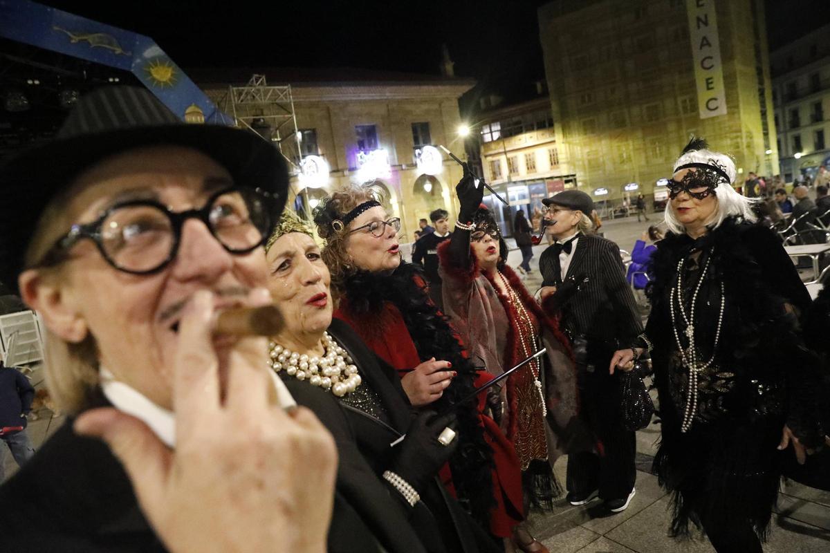 EN IMÁGENES: Las Comadres de Avilés sacan la fiesta a la calle