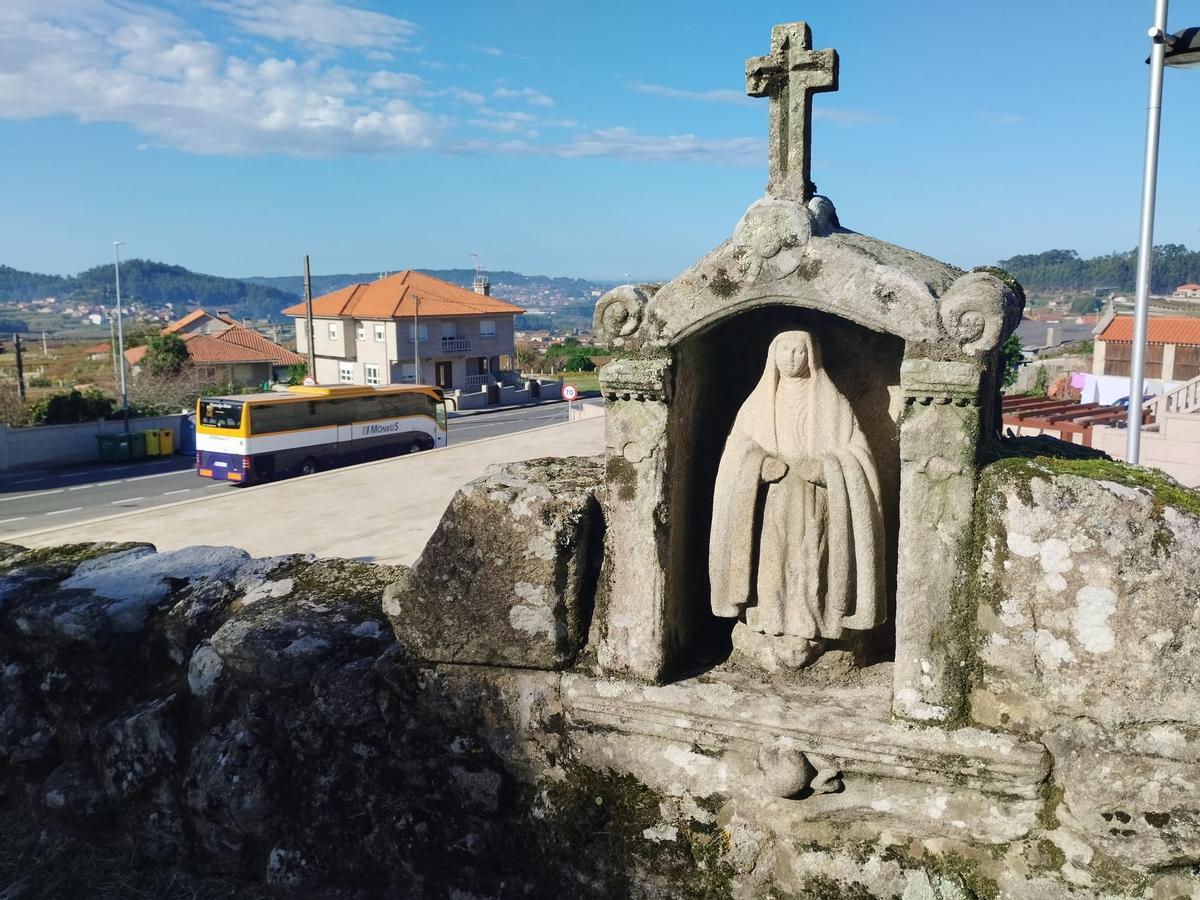 Santina do atrio da igrexa de Simes