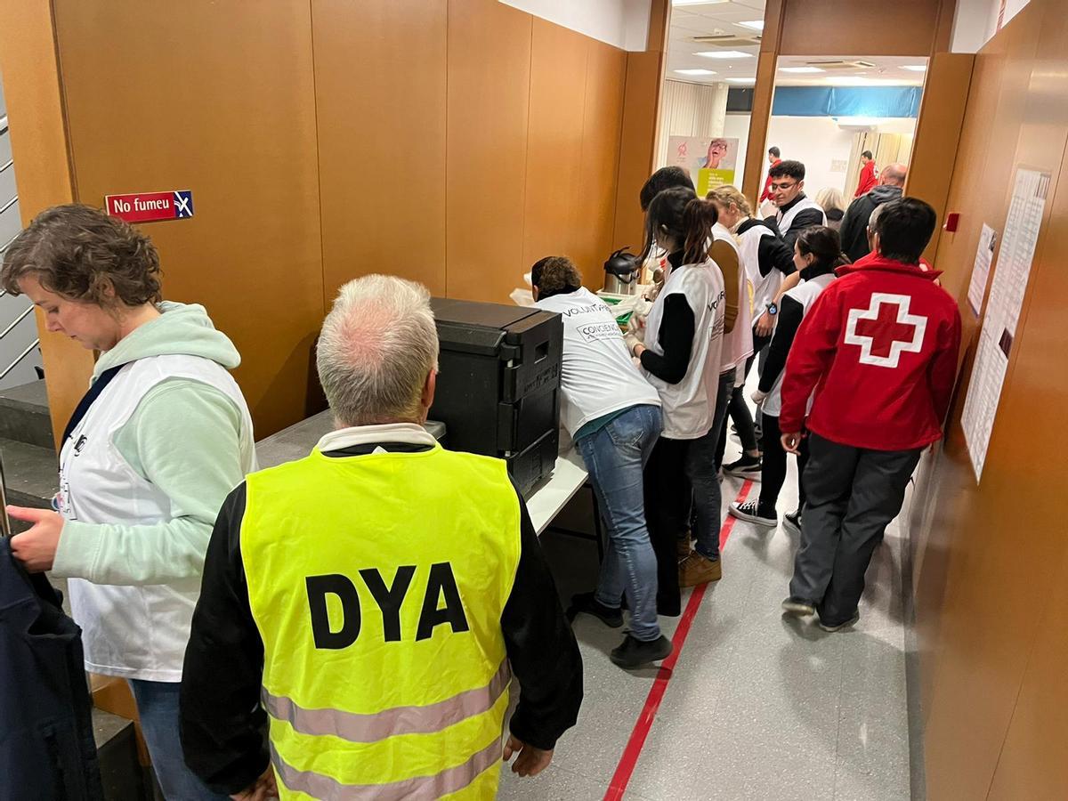 Voluntarios de Cruz Roja, DYA y Conciénciate organizados para preparar el albergue