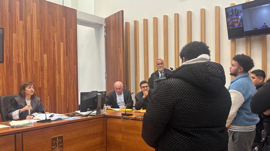 Tres de los acusados en el juicio celebrado por los hechos ocurridos en Baiona y Nigrán.