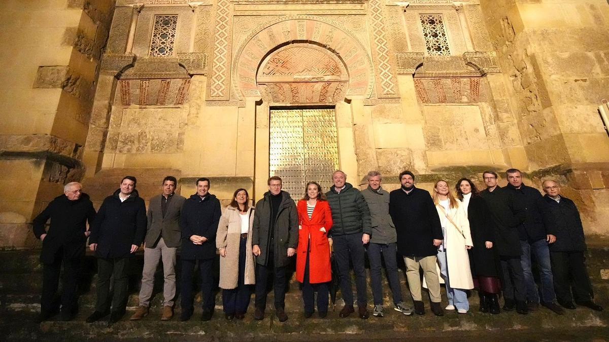 Foto de familia de los barones del PP junto a Feijóo ante una de las puertas de la Mezquita Catedral de Córdoba, en una imagen subida la noche de este viernes al perfil del líder popular de X (antes Twitter).