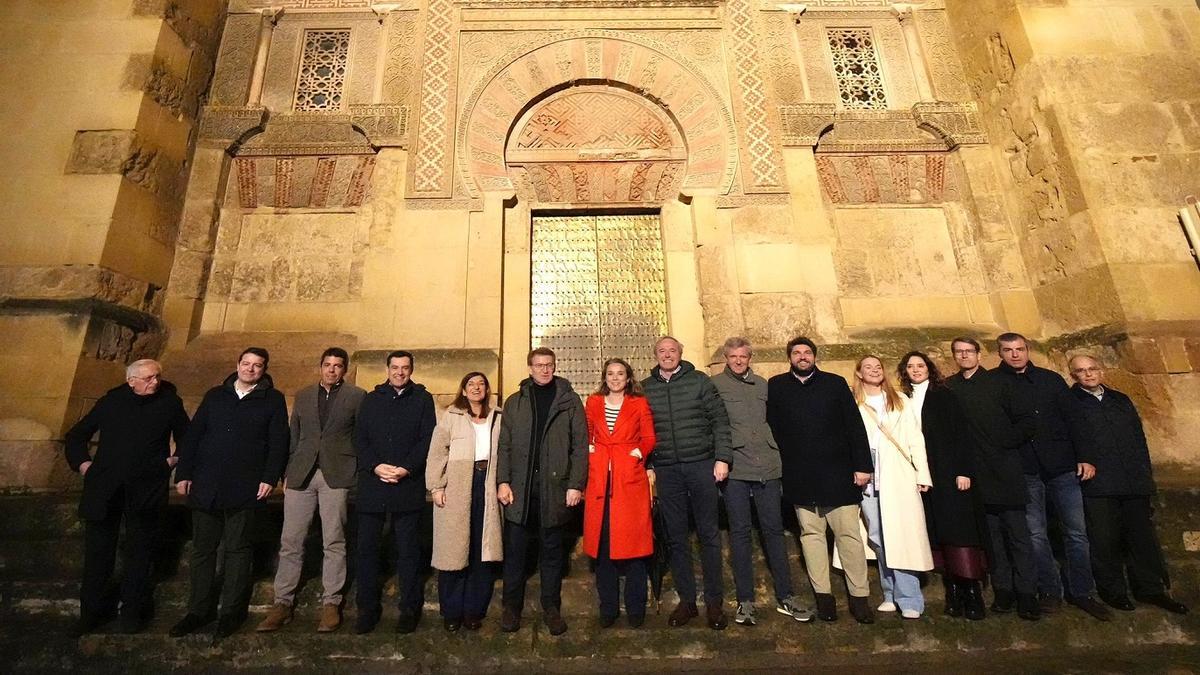 Paseo nocturno por la Córdoba monumental de Feijóo y los barones del PP