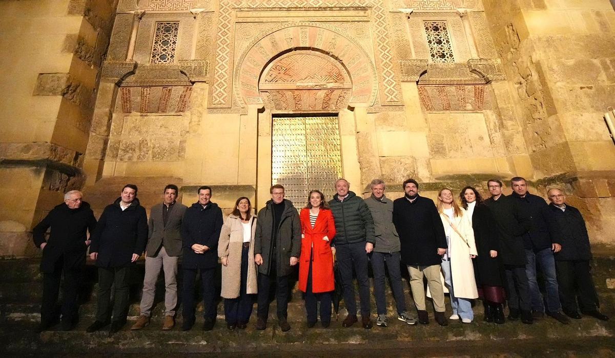 Foto de familia de los barones del PP junto a Feijóo ante una de las puertas de la Mezquita Catedral de Córdoba, en una imagen subida la noche de este viernes al perfil del líder popular de X (antes Twitter).