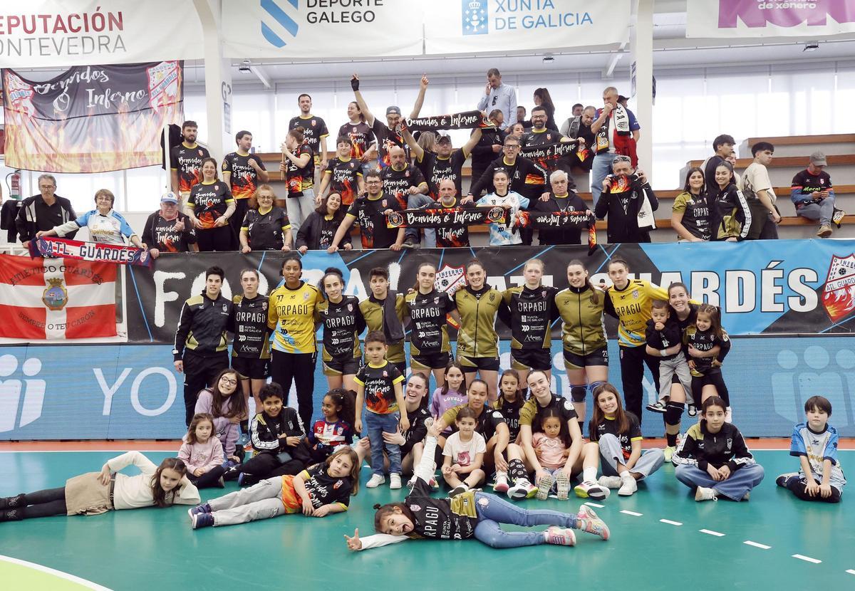 Derbi de balonmano entre el Mecalia Guardés y el Orbe Zendal Porriño, en imágenes