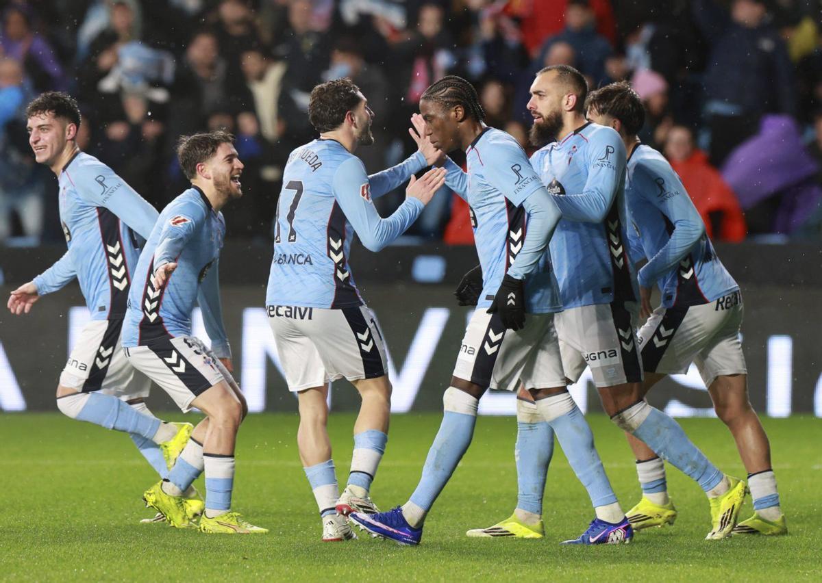 Borja Iglesias recibe las felicitaciones de sus compañeros tras marcar el penalti ante Osasuna. | JOSE LORES