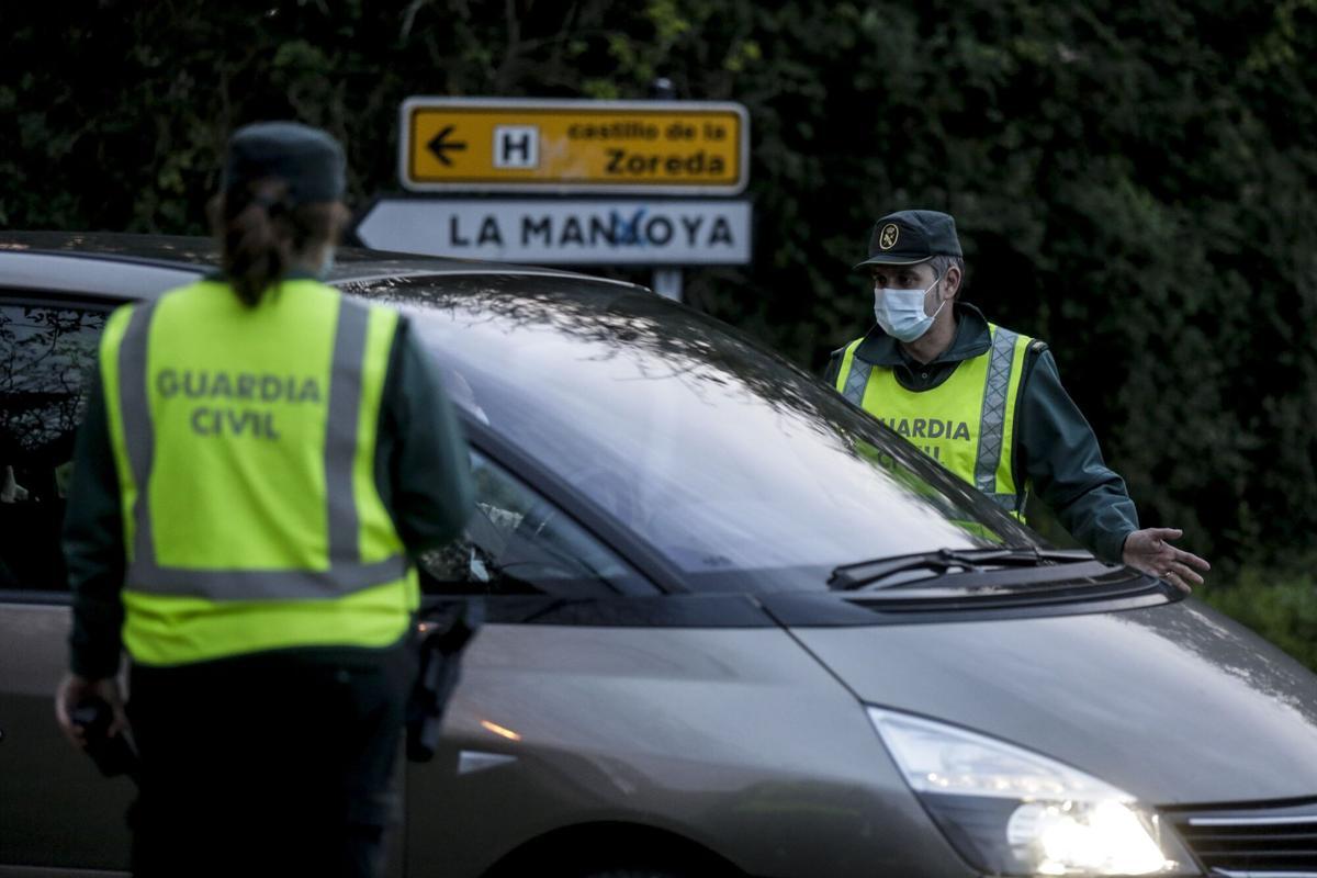 CONTROL DE LA GUARDIA CIVIL EN LA SALIDA DE OVIEDO