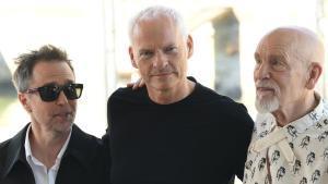 Los actores estadounidenses John Malkovich (dcha.) y Sam Rockwell (izq.) junto al director británico Martin McDonagh (cen.) llegan a la playa del Lido para el Festival Internacional de Cine de Venecia, en Venecia.