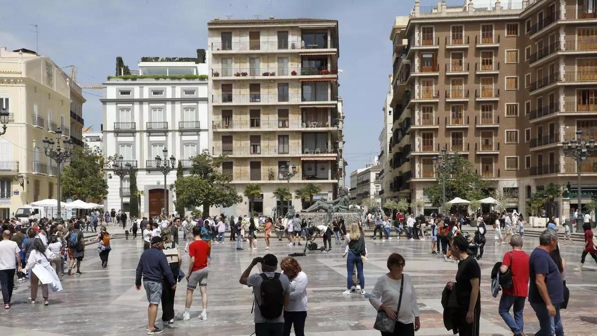 Turistas en la Plaza de la Virgen.