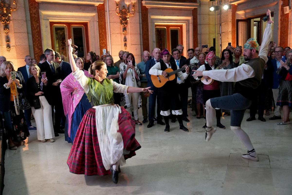 Baile de una jota en un momento del acto.