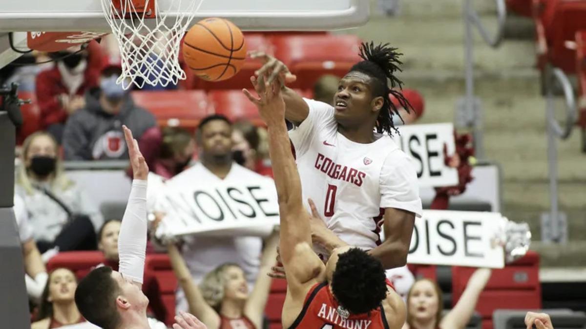 Efe Abogidi durante un partido con Washington State