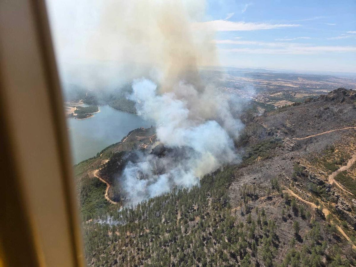 Así se veía el incendio de Cañamero durante la tarde del sábado.