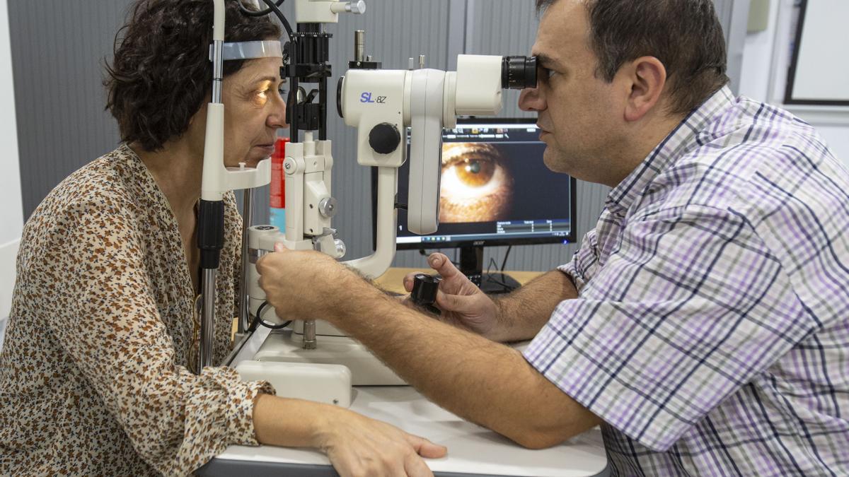 Un optometrista revisa la vista a una paciente en una óptica de Alicante