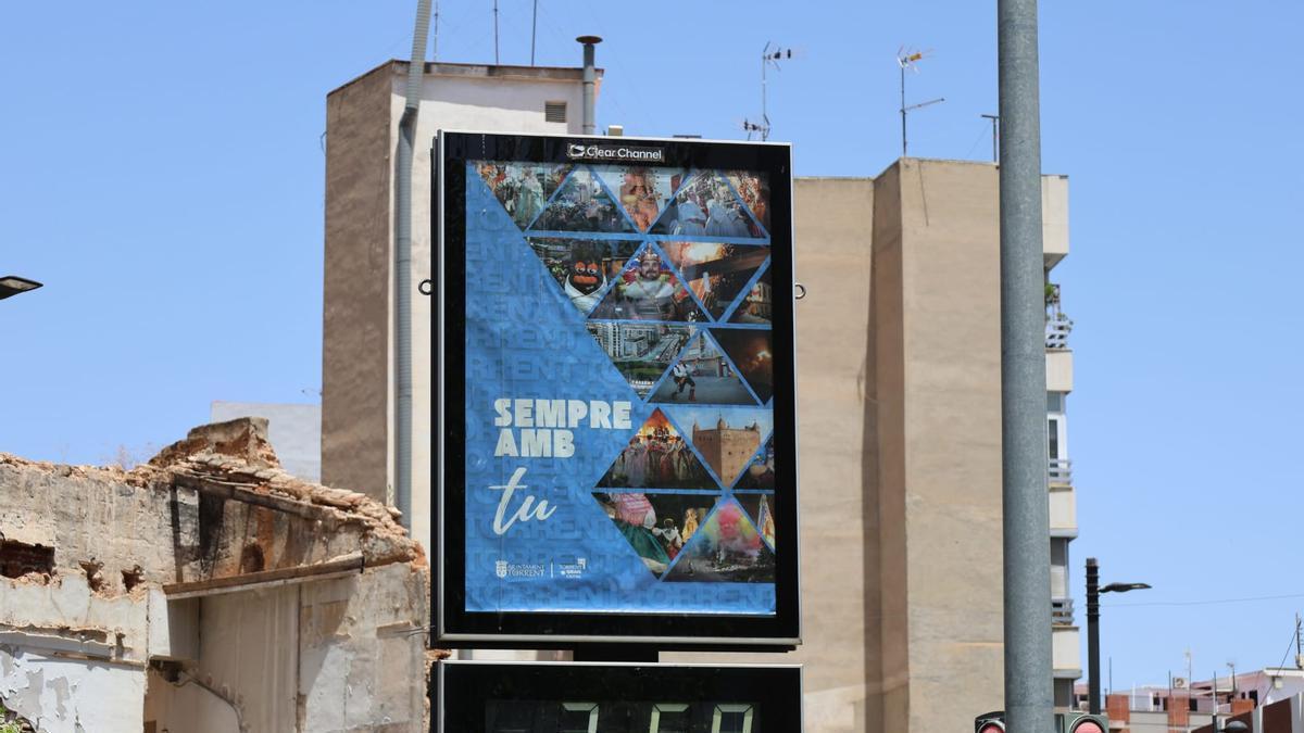 Una calle de Torrent con el termómetro marcando 36 grados.