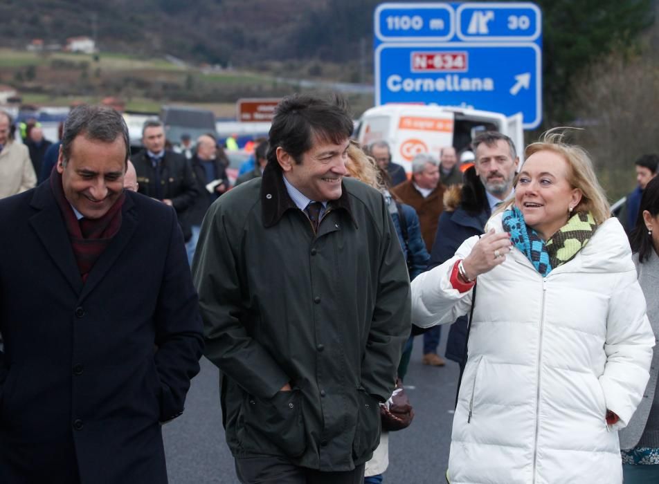 De la Serna y Javier Fernández acuden a la apertura del tramo de autovía A-63 entre La Doriga y Cornellana