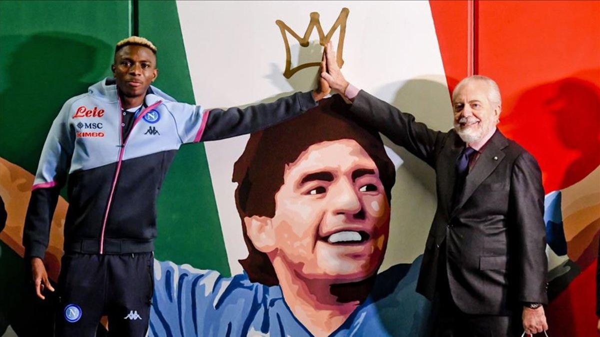 El presidente del Nápoles, Di Laurentiis, participó este sábado en la inauguración de un mural dedicado a Maradona en una estación ferroviaria de la ciudad.