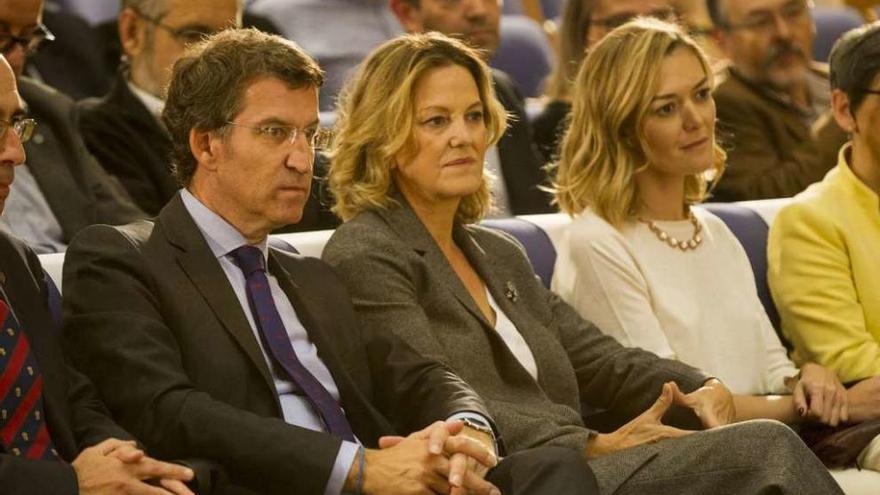 Marta Ortega junto a su madre, Flora Pérez, y Núñez Feijóo, el jueves, en el acto de firma del convenio.