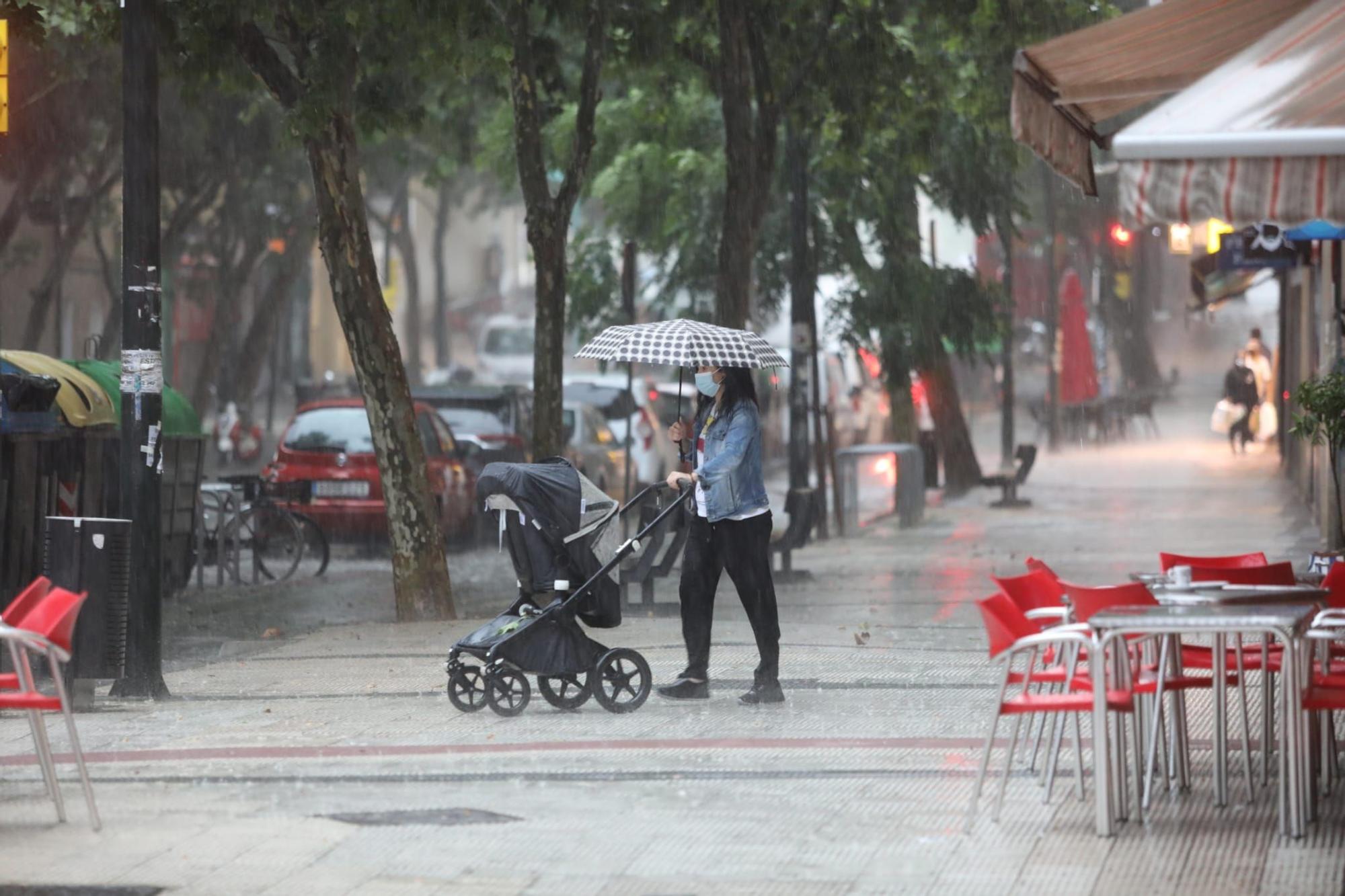 Viandantes en plena tormenta