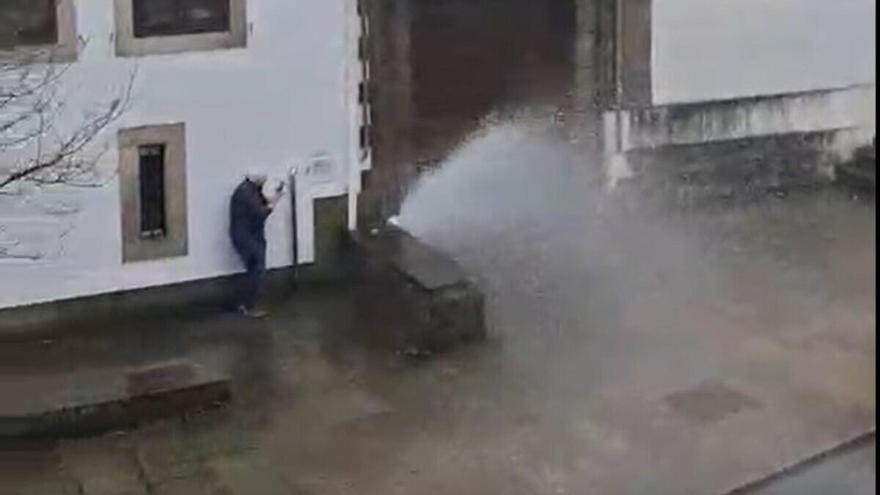 Una avería causa un pequeño ‘géiser’ en  el barrio de Sar