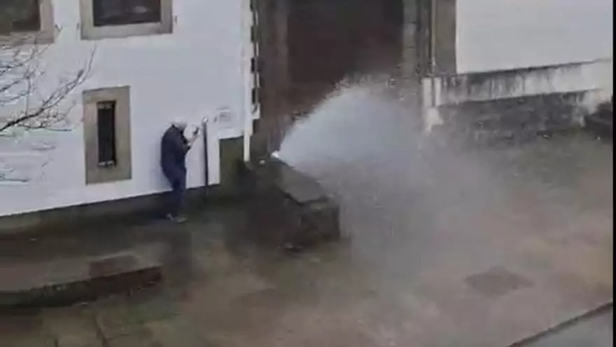 Una avería causa un pequeño ‘géiser’ en  el barrio de Sar