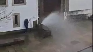 Una avería causa un pequeño ‘géiser’ en  el barrio de Sar