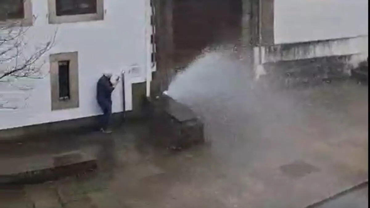 Una avería causa un pequeño ‘géiser’ en  el barrio de Sar