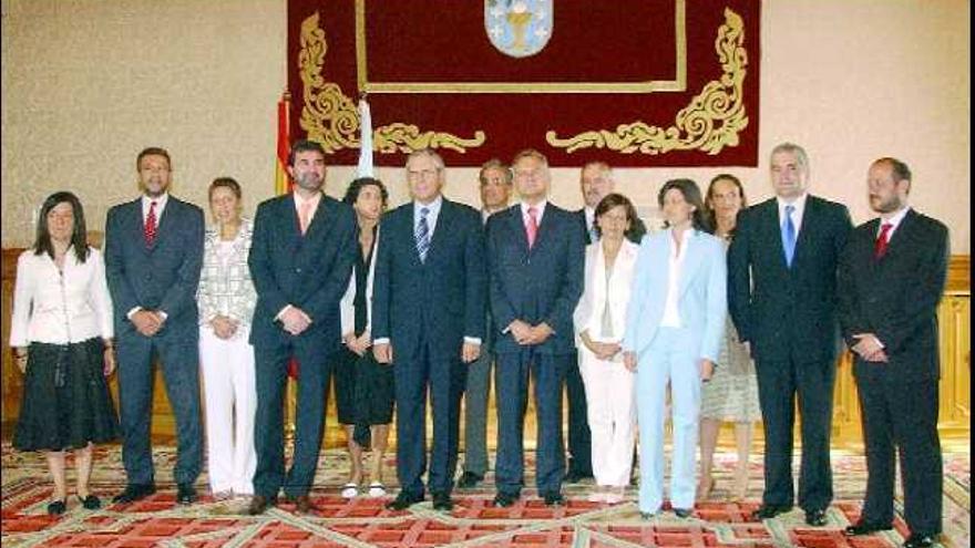El presidente Emilio Pérez Touriño y su gobierno al completo en agosto de 2005. / jorge leal