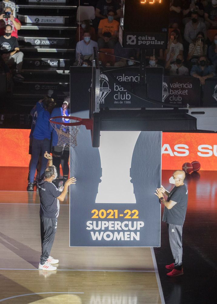 El Valencia iza el estandarte de la Supercopa con una Fonteta entregada