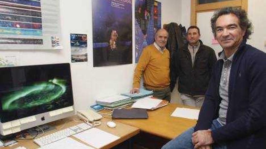 Los alicantinos José Miguel Torrejón, José Joaquín Rodes y Guillem Bernabéu, en la UA.