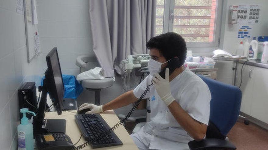 Un metge d&#039;un centre d&#039;atenció primària de Girona fent una visita telefònica.