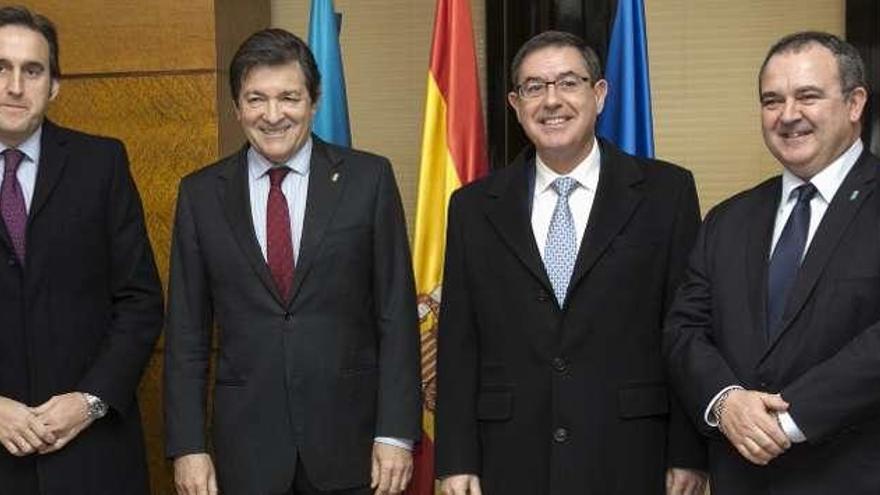 Por la izquierda, José Antonio Vázquez, Javier Fernández, Alberto García Erauzquín y el consejero de Empleo, Isaac Pola.