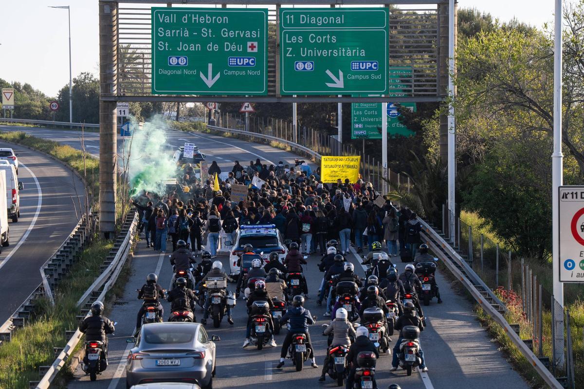 La protesta de profesores corta la B-20 a la altura de Finestrelles